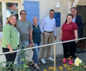Auf dem Bild sind Minister Manne Lucha u. das Projektteam "Innovation Pflege" zu sehen