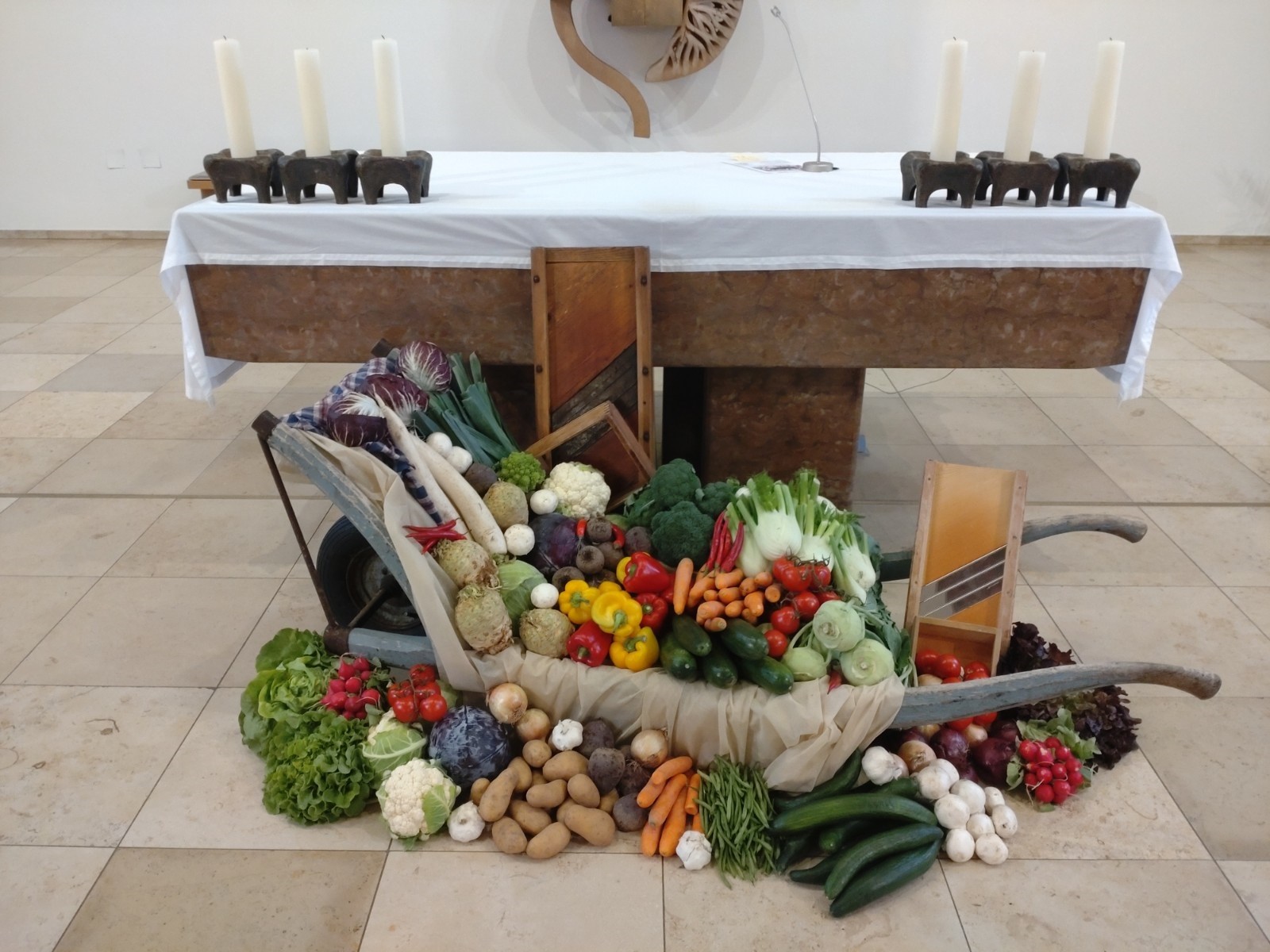 Blick auf Schubkarre mit Obst und Gemüse vor dem Altar in Unterankenreute