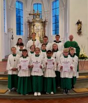 Alle Ministranten, in der vorderen Reihe die neuen Ministranten aus Bodnegg, mit Herrn Pfarrer Störzer im Chorraum der Pfarrkirche St. Ulrich und Magnus in Bodnegg