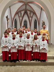 Alle Ministranten, in der ersten Reihe die neuen Ministranten mit Herrn Pfarrer Störzer im Chorraum der Pfarrkirche St. Gallus und Nikolaus