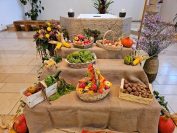 Blick auf Erntegaben vor Altar in Unterankenreute