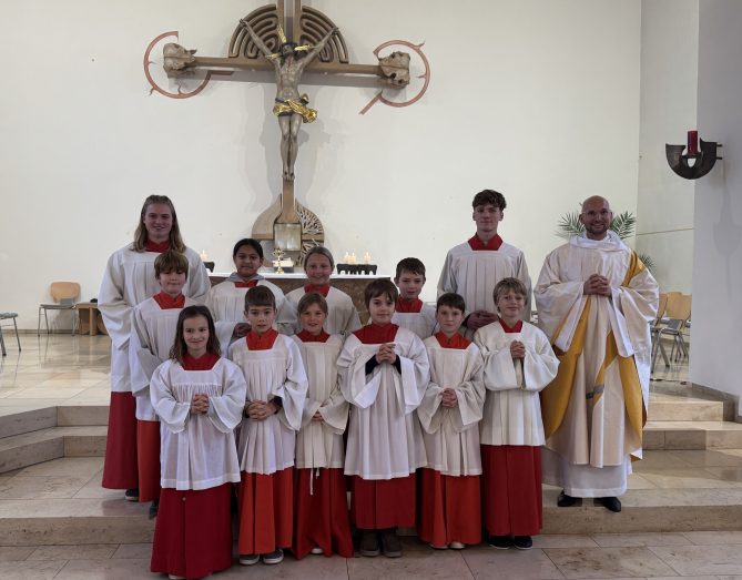 auf dem Bild sind die neuen Ministranten mit Pfr. Störzer zu sehen
