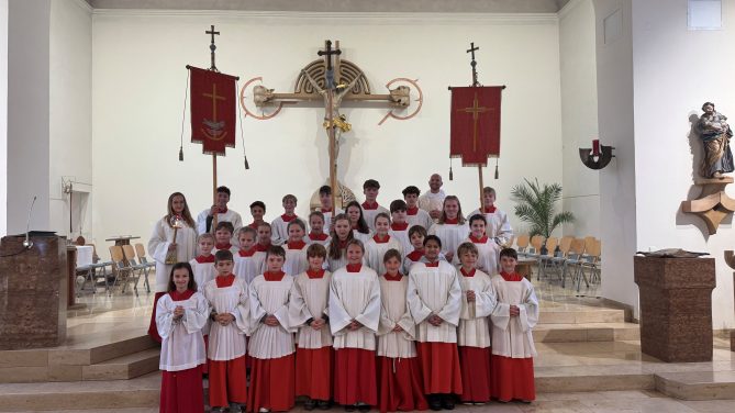 auf dem Bild sind alle Minis vor dem Altar zu sehen