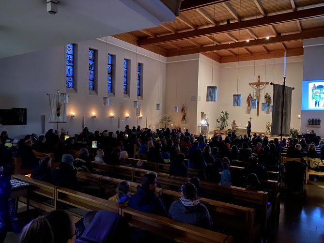 auf dem Bild ist die Kirche von innen zu sehen