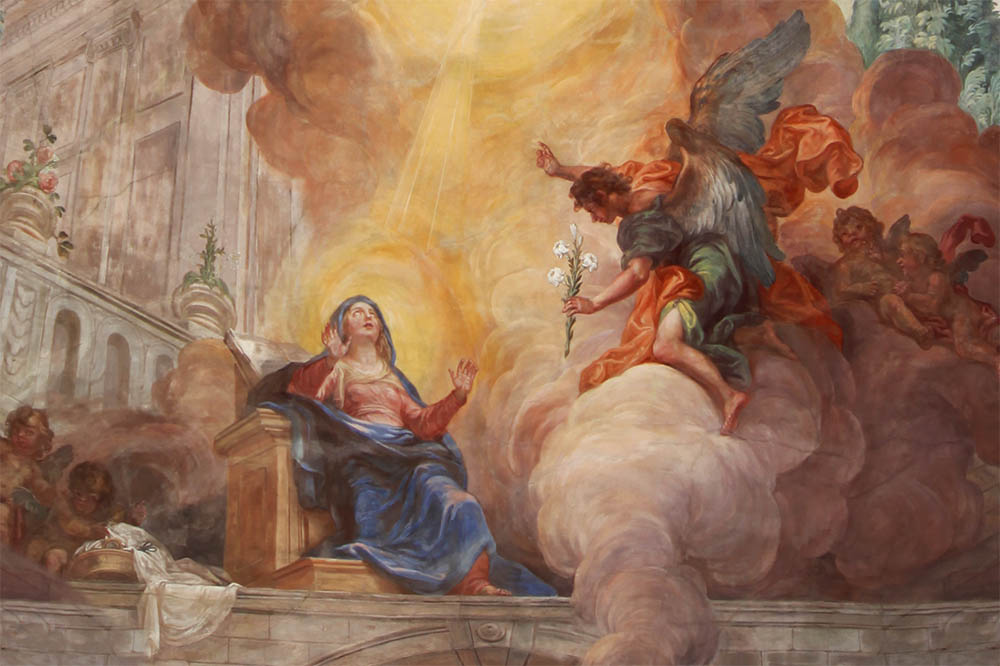 Fresko Deckengemälde in der Pfarrkirche St. Ulrich und Magnus. Zu sehen sind Maria und Erzengel Gabriel