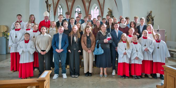 es sind die Firmbewerber u. Ministranten zu sehen