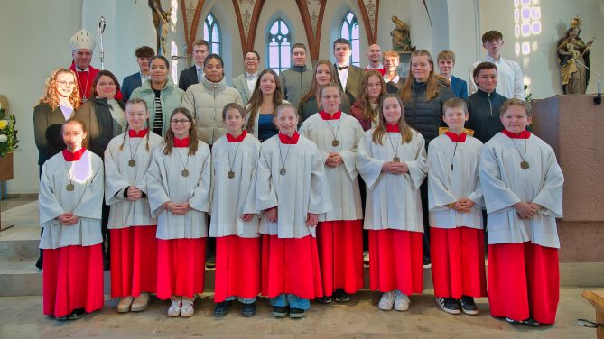 es sind die Firmbewerber und Ministranten zu sehen