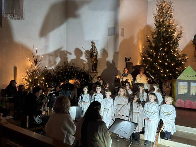 Kinder und Christbäume zu sehen