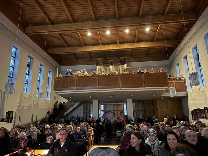 Gottesdienstbesucher mit Orgel zu sehen