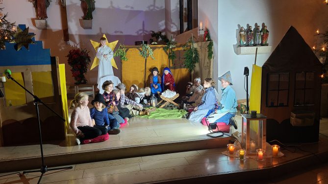 Kinder u. ein Engel an der Krippe zu sehen