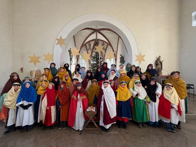 Alle Sternsinger aus Grünkraut in der Kirche St. Ulrich und Magnus