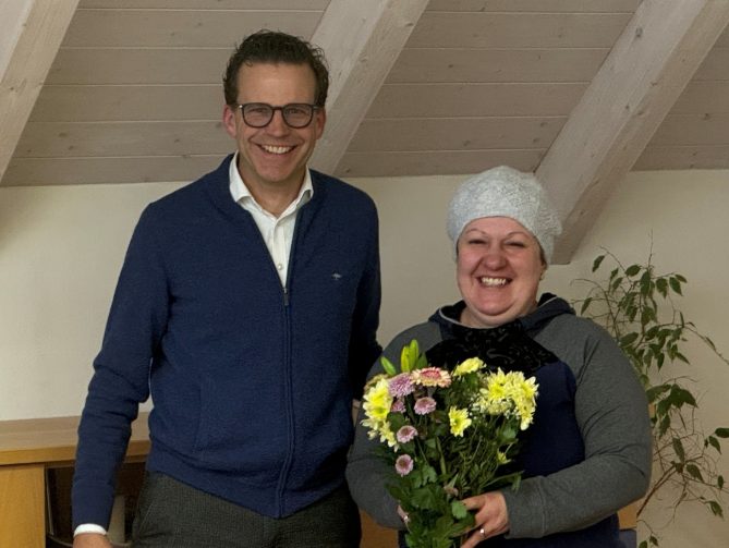 Herr Schöllhorn und Frau Marianne Nigsch-Simon sind zu sehen