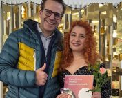 Der Geschäftsführer Martin Schöllhorn gratuliert der Pflege-fachfrau Natia Balakhashvili zur erfolgreichen Abschluss-prüfung