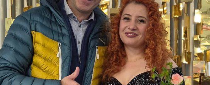 Der Geschäftsführer Martin Schöllhorn gratuliert der Pflege-fachfrau Natia Balakhashvili zur erfolgreichen Abschluss-prüfung