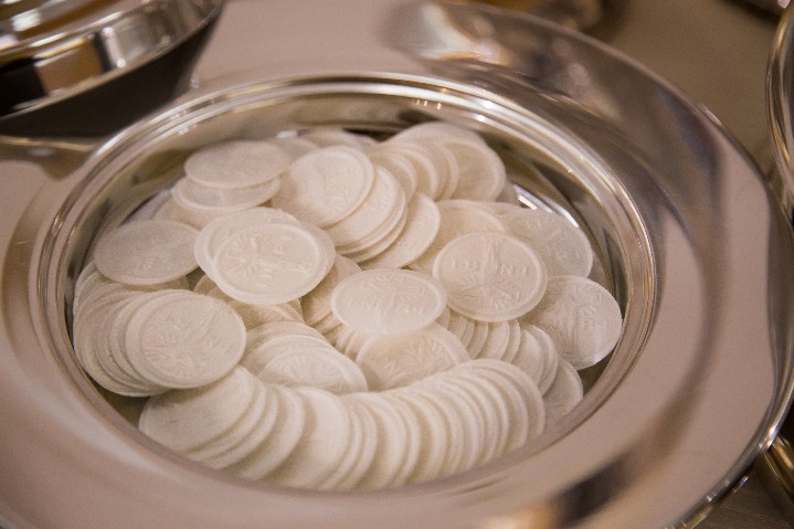 Hostien in Schale für die Erstkommunionkinder