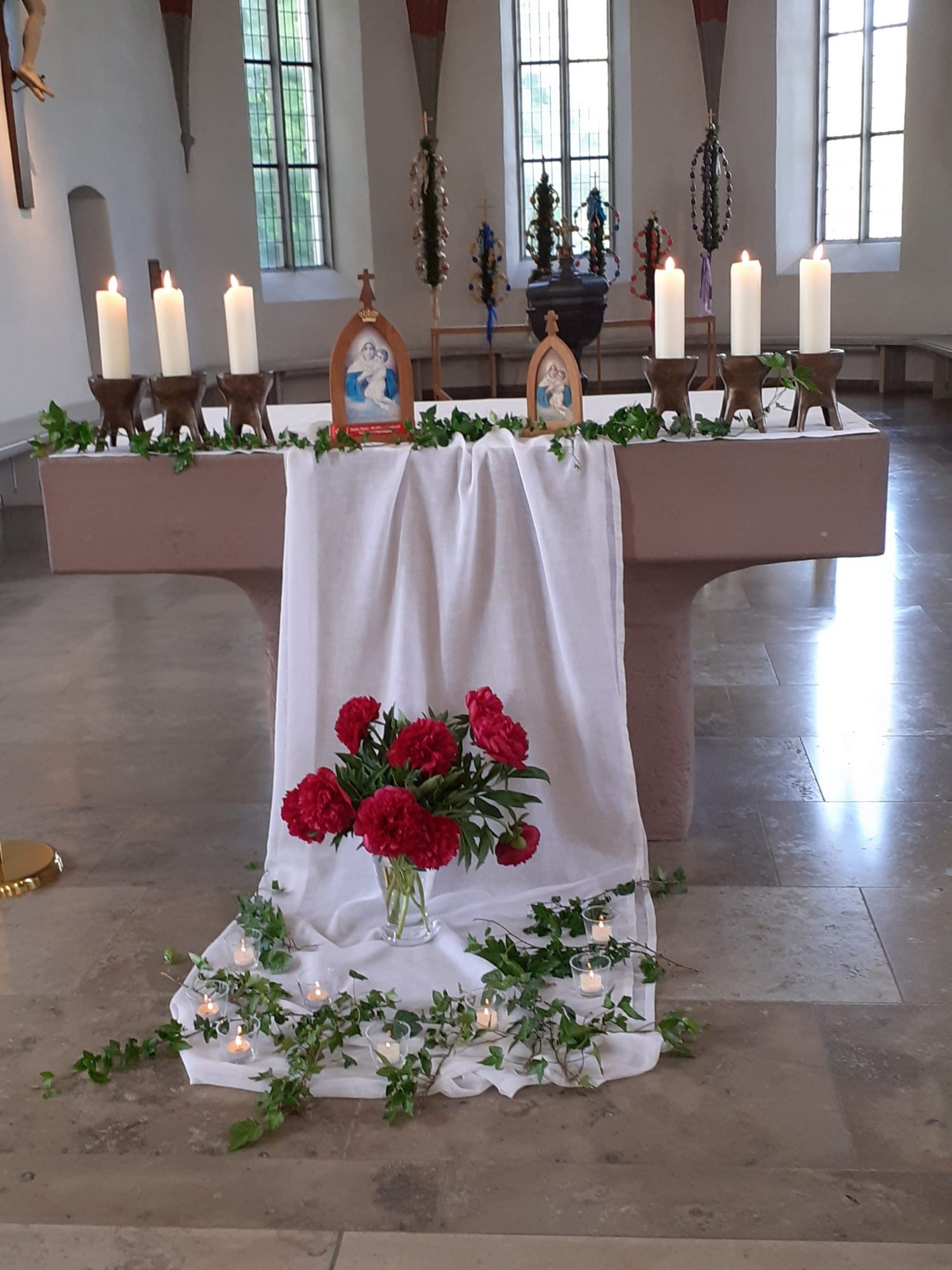 Rosen vor dem Altar in der Katholischen Pfarrkirche St. Gallus und Nikolaus Grünkraut