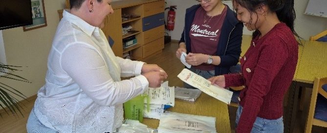 Praxisanleiterin Marianne Nigsch-Simon erklärt den Auszu-bildenden Amy und Mariielle die vielseitigen Behandlungs-möglichkeiten im Bereich des Wundmanagements