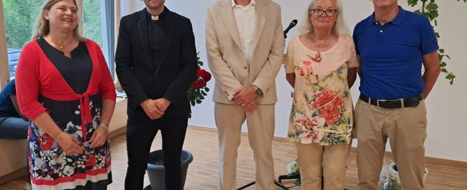 Auf dem Bild sind Gerda Buchmann, Pfarrer Florian Störzer, Architekt Morent, Frau Boneberg-Behling und Kurt Wiedenmann bei der Einweihung des Kaplaneihauses zu sehen