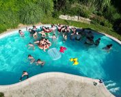 Minis im Schwimmbad