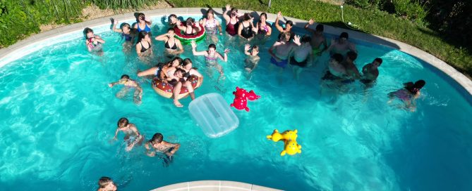 Minis im Schwimmbad