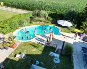 Minis im Schwimmbad