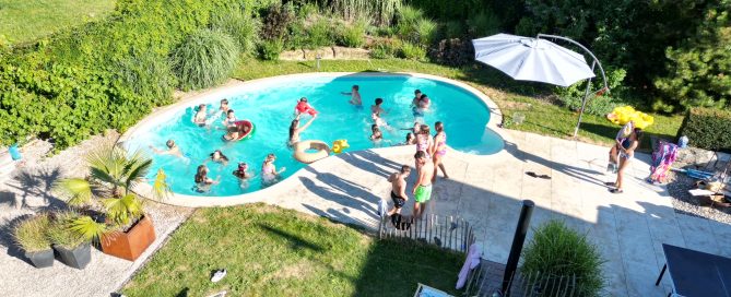 Minis im Schwimmbad