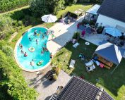 Minis Schwimmbad andere Vogelperspektive