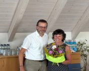 Herr Schöllhorn und Frau Margret Höhn von der Sozialstation St. Martin sind zu sehen