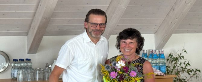 Herr Schöllhorn und Frau Margret Höhn von der Sozialstation St. Martin sind zu sehen