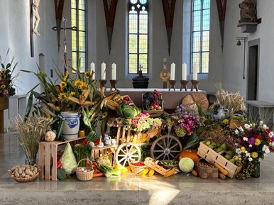Altar Schlier mit Erntedankgaben