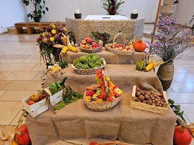 Altar Unterankenreute mit Erntegaben