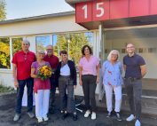 Vor dem alten Kindergarten im Amselweg in Bodnegg. Hr. Pfr. Störzer, Frau Boneberg-Behling, Frau Irmgard Joos, Frau Dagmar Deuringer, Delegation von Oktogon