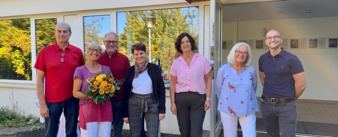 Vor dem alten Kindergarten im Amselweg in Bodnegg. Hr. Pfr. Störzer, Frau Boneberg-Behling, Frau Irmgard Joos, Frau Dagmar Deuringer, Delegation von Oktogon