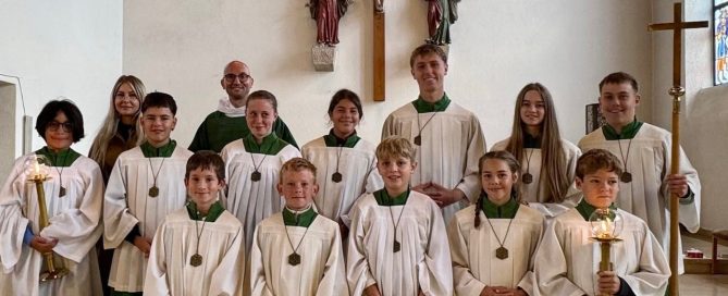 auf dem Foto sieht man die Minis vor dem Kreuz in der Pfarrkirche, die aufgenommen bzw. verabschiedet wurden