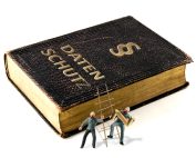 ein Buch mit Aufschrift Datenschutz