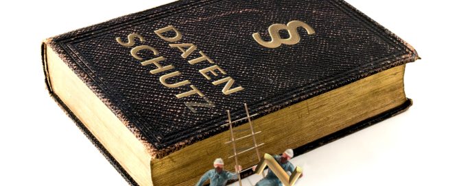ein Buch mit Aufschrift Datenschutz