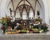 Erntedankaltar im Chorraum der Pfarrkirche Grünkraut
