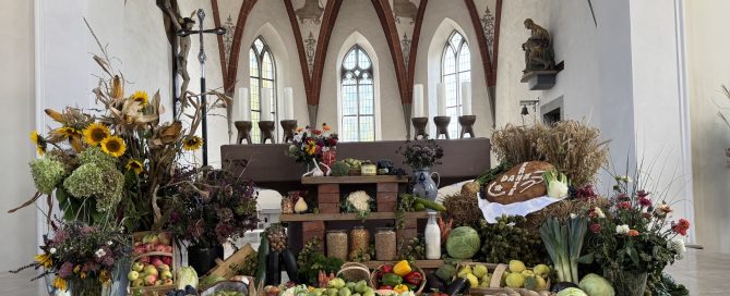 Erntedankaltar im Chorraum der Pfarrkirche Grünkraut